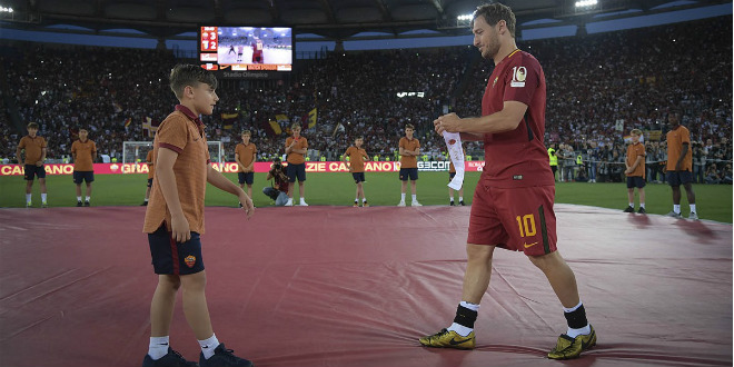 Totti átadta a csapatkapitányi karszalagot